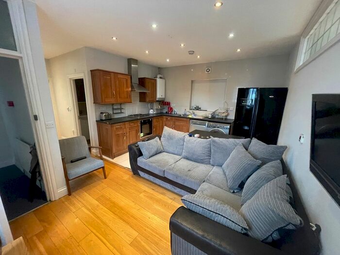 4 Bedroom Flat To Rent In Camden Road, Camden, London, N7