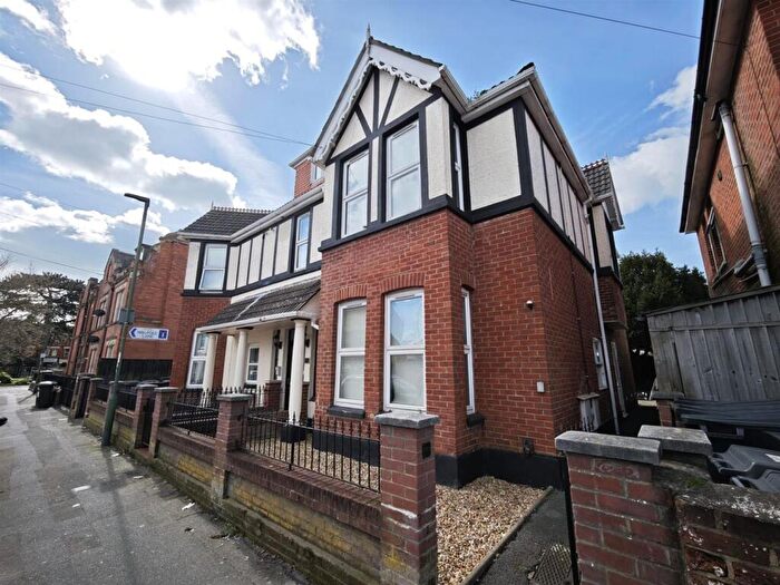 1 Bedroom Detached House To Rent In Flat Tudor House, Walpole Road, BH1
