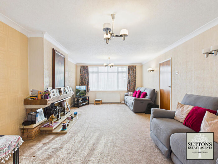 4 Bedroom Semi-Detached House For Sale In Brayford Avenue, Finham, CV3