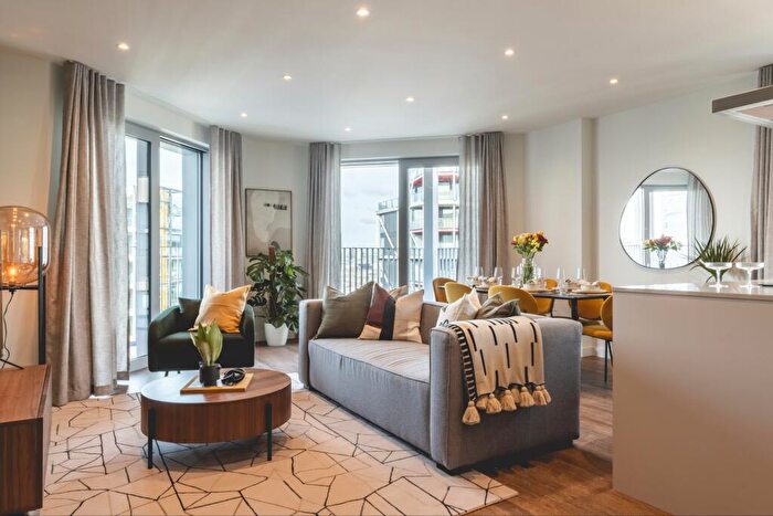 3 Bedroom Flat To Rent In Bloom West, Nine Elms Ln, Nine Elms, London, SW11