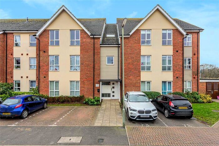 2 Bedroom Flat To Rent In Chertsey, Surrey, KT15