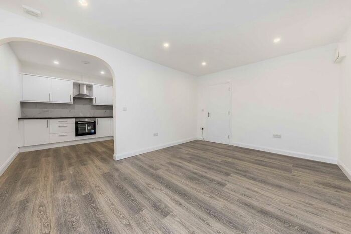 2 Bedroom Flat To Rent In Shepherds Bush Road, London, W6