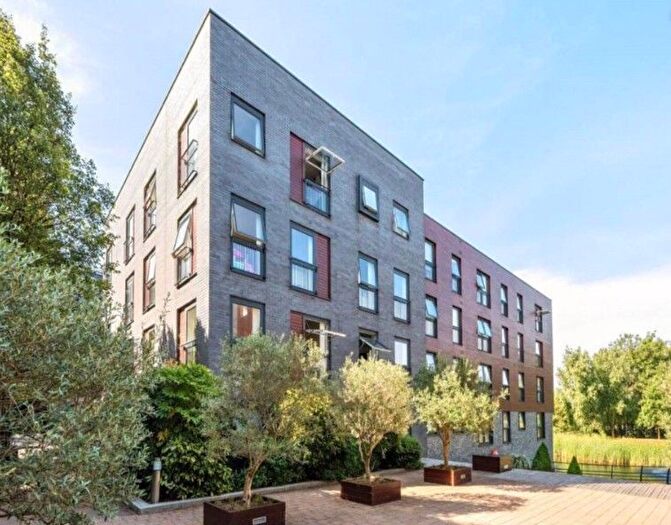 3 Bedroom Flat To Rent In Monarch Court, Howard Road, Stanmore, Middlesex, HA7