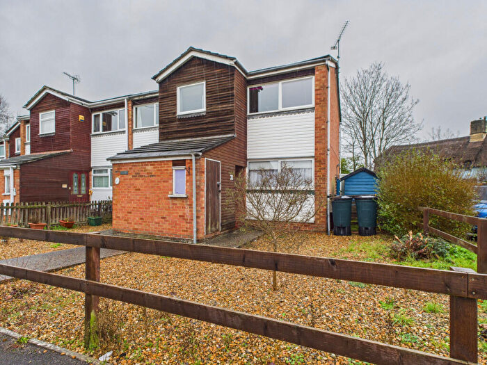 2 Bedroom Maisonette For Sale In Larch Drive, Woodley, RG5