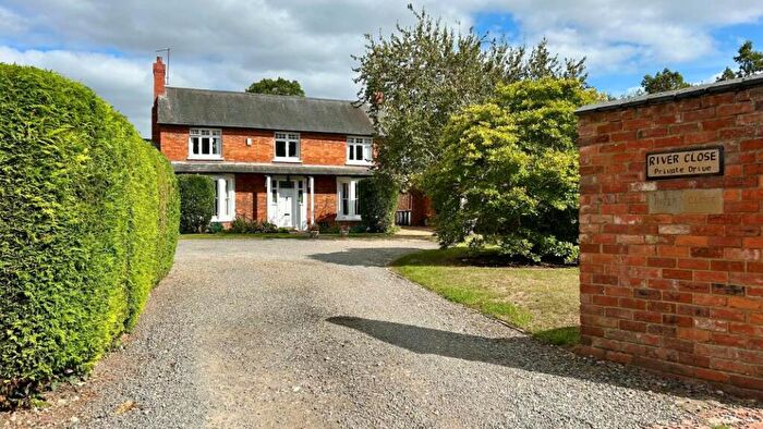 4 Bedroom Semi-Detached House To Rent In River Close, Newport Pagnell, MK16