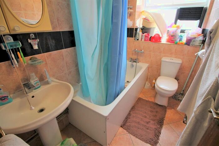 2 Bedroom Flat To Rent In Memorial Close, Hounslow, TW5