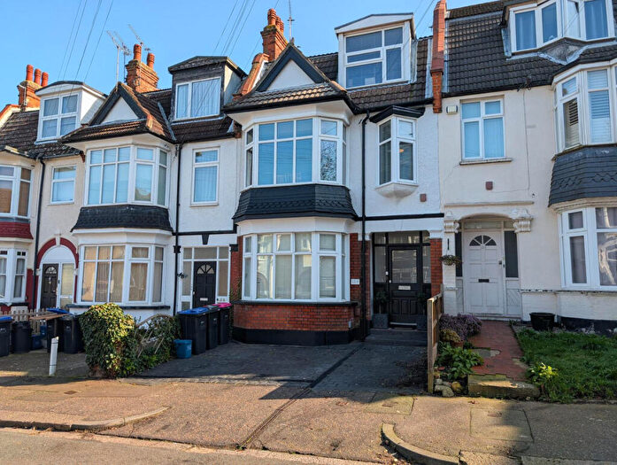 3 Bedroom Flat For Sale In Oakleigh Park Drive, Leigh-on-sea, SS9