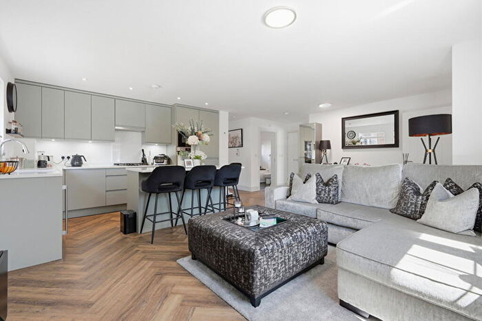 2 Bedroom Flat For Sale In Hampton Court, Basildon, SS15