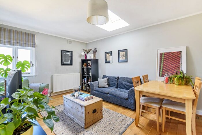 2 Bedroom Flat To Rent In Acre Lane, London, SW2