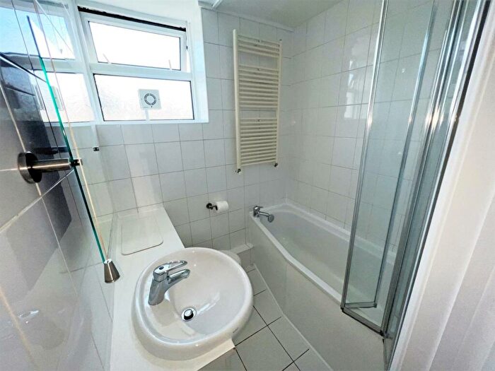 2 Bedroom Apartment For Sale In St Andrews House, Bradford Place, Penarth, CF64