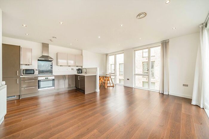 2 Bedroom Flat To Rent In Lock Side Way, Gallions Reach, E16