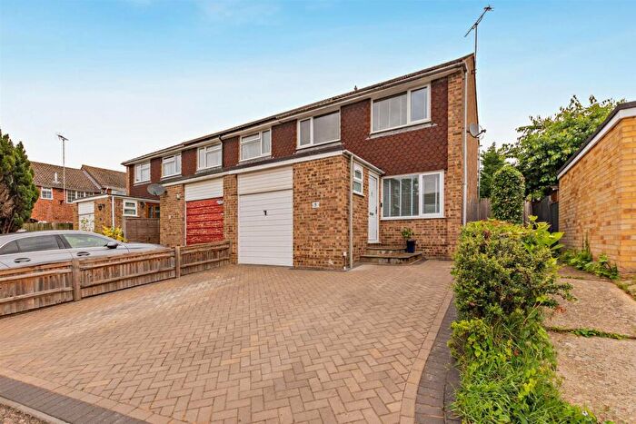 3 Bedroom Semi-Detached House For Sale In Lenside Drive, Bearsted, Maidstone, ME15
