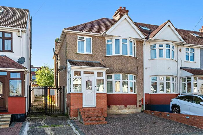 3 Bedroom End Of Terrace House For Sale In Holden Avenue, Kingsbury, London, NW9