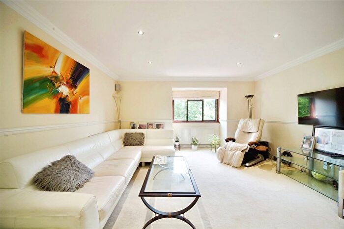 3 Bedroom Flat For Sale In Holden Avenue, London, N12