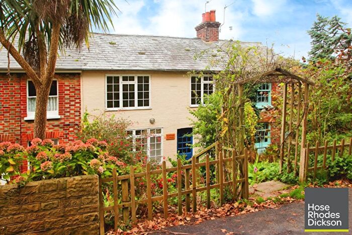 4 Bedroom Cottage To Rent In Weston Lane, Totland Bay, PO39