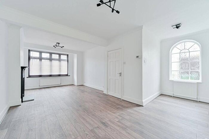 3 Bedroom Semi Detached House For Sale In Warland Road, Shooters Hill, London, SE18