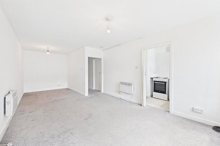 Flat To Rent In South Norwood Hill, London, SE25