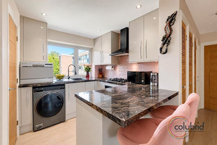 2 Bedroom Flat For Sale In The Knares, Basildon, SS16