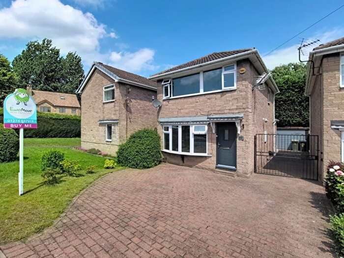 3 Bedroom Detached House For Sale In Rooks Avenue, Cleckheaton, West Yorkshire, BD19
