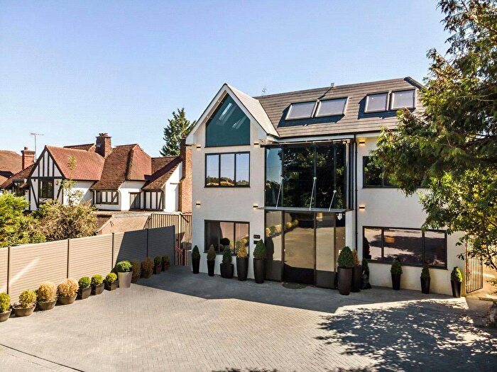 5 Bedroom Detached House For Sale In Waggon Road, Barnet, EN4