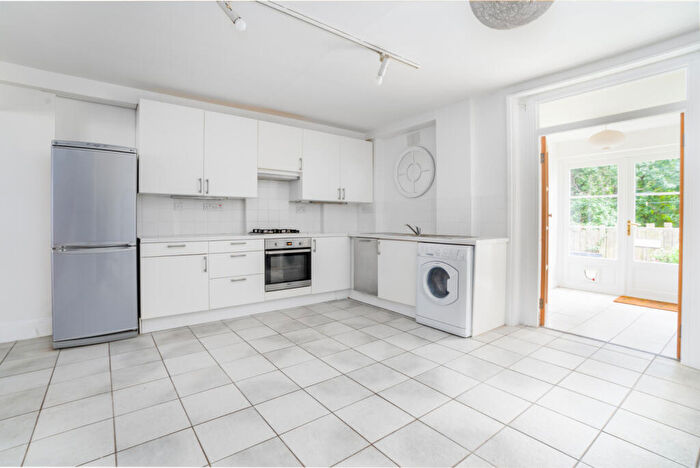 2 Bedroom Apartment To Rent In Calabria Road, Highbury, London, N5