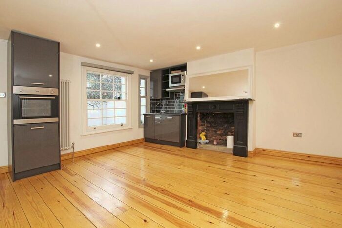 2 Bedroom Flat To Rent In Chepstow Road, London, W2