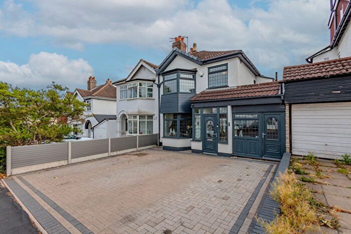 4 Bedroom Semi-Detached House For Sale In Holly Road, Oldbury, B68