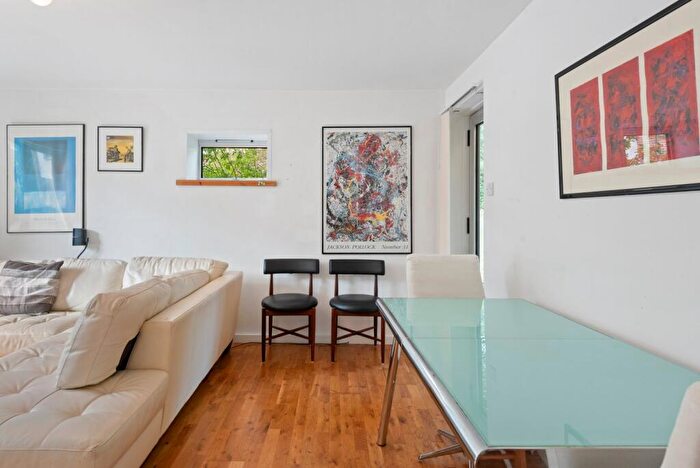 2 Bedroom Flat To Rent In Abbotts Close, Alwyne Road, N1