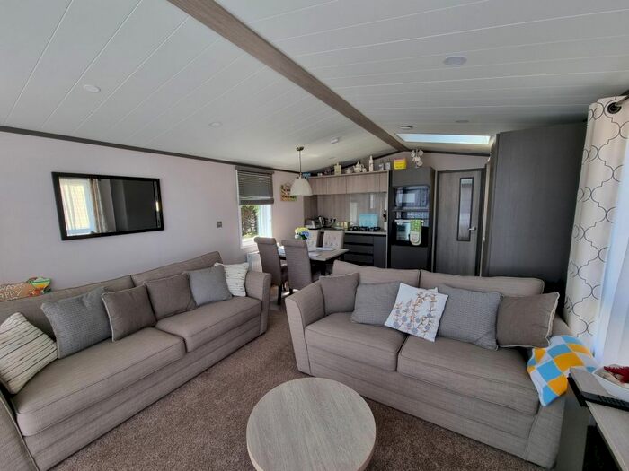 2 Bedroom Mobile/park Home For Sale In Patrington Haven Leisure Park, Hull, HU12