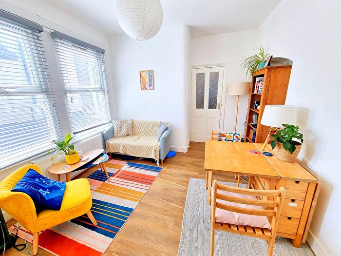 3 Bedroom Flat To Rent In Jersey Road, Leytonstone, E11