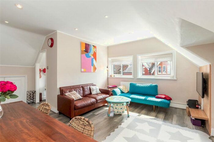 2 Bedroom Flat To Rent In Lancaster Park, Richmond, TW10