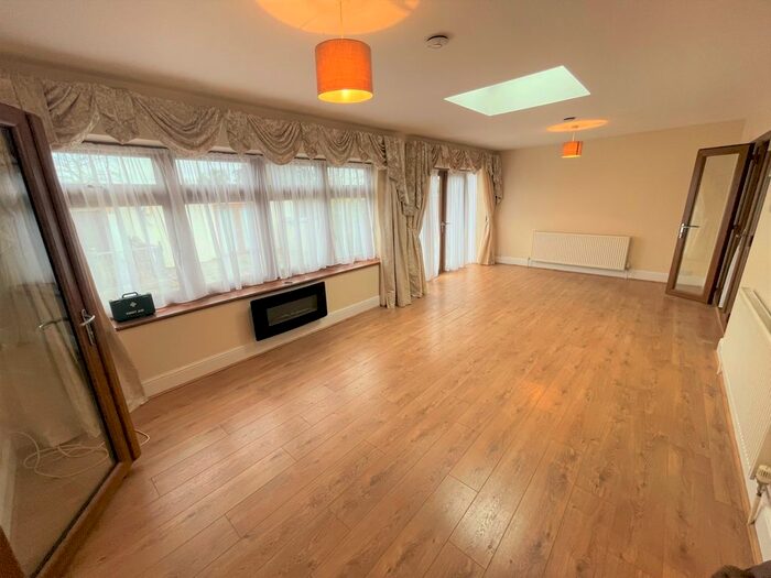 6 Bedroom Terraced House To Rent In Kings Gardens, Upminster RM14
