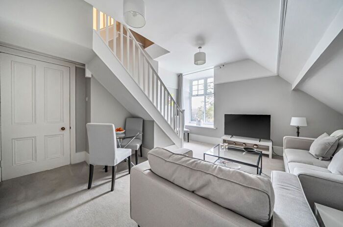 2 Bedroom Flat For Sale In Hayes Lane, Kenley, CR8