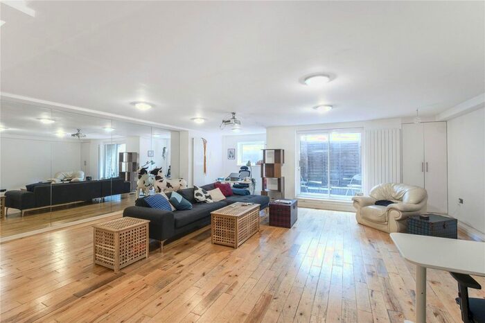 2 Bedroom Flat To Rent In Shad Thames, Tower Bridge, London, SE1