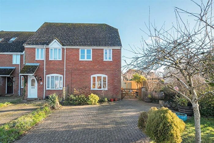 3 Bedroom End Of Terrace House For Sale In Sands Close, Rowde, Devizes, SN10