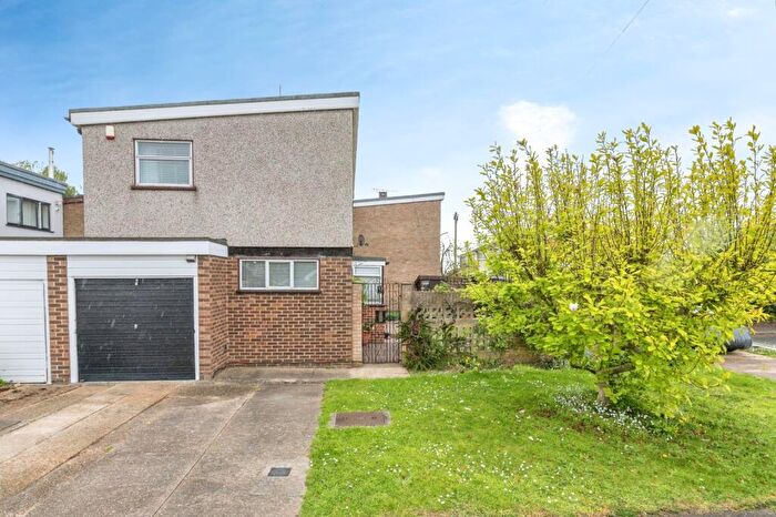 3 Bedroom Detached House For Sale In Elder Way, Rainham, Essex, RM13