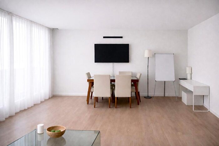 2 Bedroom Flat To Rent In Corona Building, E14