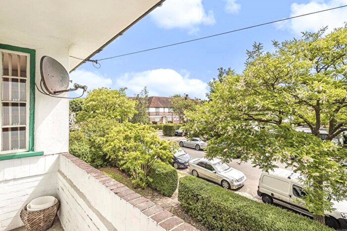 2 Bedroom Apartment To Rent In Ossulton Way, London, N2