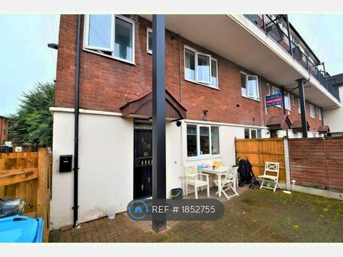 3 Bedroom Maisonette To Rent In Stowell House, Salford, M5