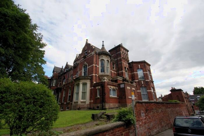 3 Bedroom Flat To Rent In Moorland Road, Hyde Park, Leeds, LS6