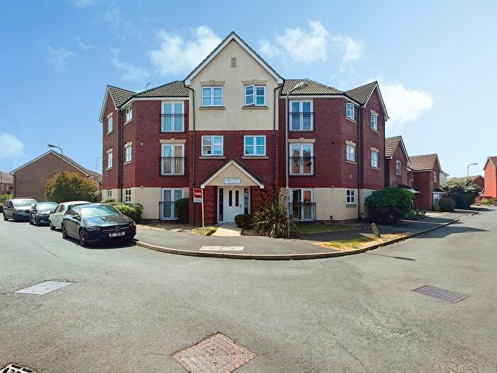 2 Bedroom Flat For Sale In Claypitts Boulevard, Warwick, CV34