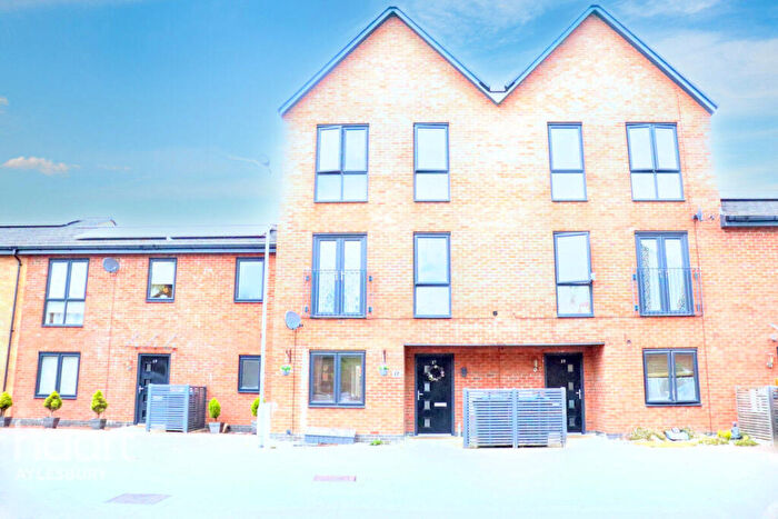 3 Bedroom Town House For Sale In Brooks Mews, Aylesbury, HP19