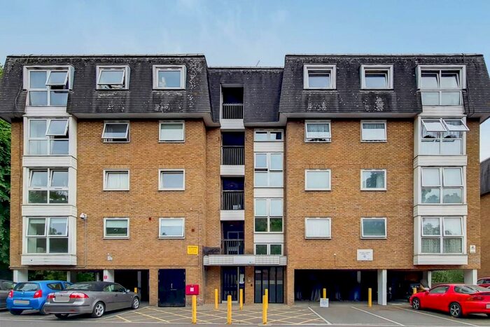 2 Bedroom Flat To Rent In Beulah Hill, Upper Norwood, London, SE19