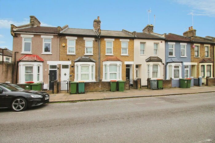 2 Bedroom End Of Terrace House To Rent In Pond Road, Stratford, London, E15