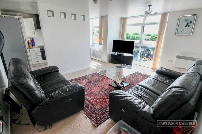 2 Bedroom Flat To Rent In Victoria Avenue, West Molesey, KT8