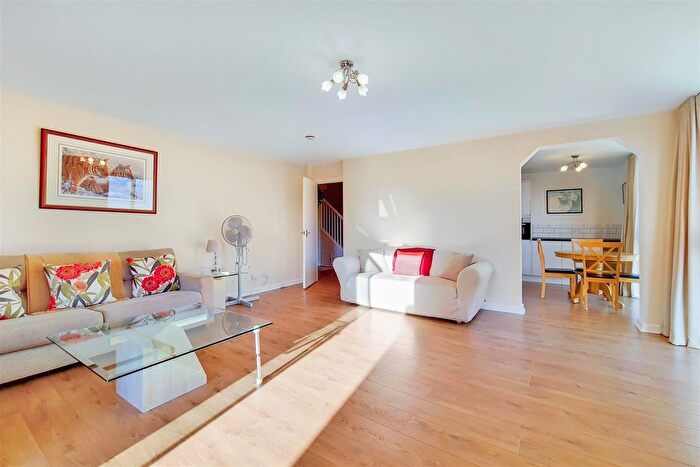 2 Bedroom Flat To Rent In Asher Way, London, E1W