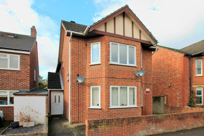 2 Bedroom Flat To Rent In Tennyson Road, Bedford, MK40
