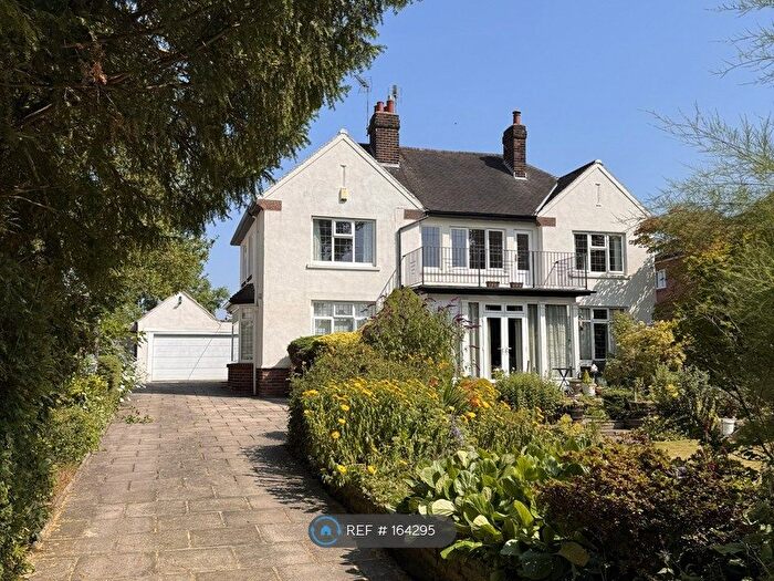 2 Bedroom Maisonette To Rent In St Helens Lane, Leeds, LS16