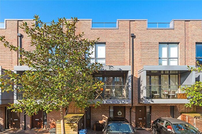 4 Bedroom Detached House For Sale In Sir Alexander Close, London, W3