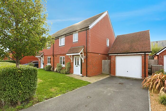 3 Bedroom Semi-Detached House For Sale In Sandy Hill Close, Waltham Chase, Southampton, SO32